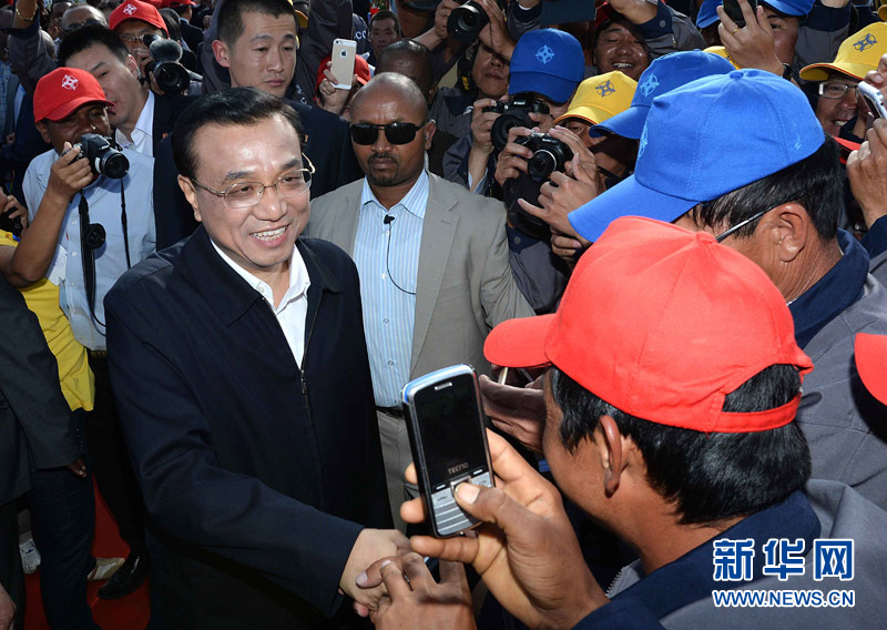 5月5日，中國國務(wù)院總理李克強(qiáng)與埃塞俄比亞總理海爾馬里亞姆共同出席亞的斯亞貝巴-阿達(dá)瑪高速公路一期竣工揭牌典禮，并為二期工程開工奠基剪彩。這是典禮結(jié)束后，李克強(qiáng)同工程施工人員親切交談。新華社記者 李濤 攝 