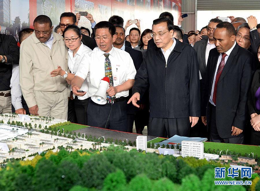  5月5日，中國(guó)國(guó)務(wù)院總理李克強(qiáng)在埃塞俄比亞總理海爾馬里亞姆陪同下參觀東方工業(yè)園。這是李克強(qiáng)與海爾馬里亞姆（左一）一起觀看工業(yè)園沙盤展示。新華社記者 李濤