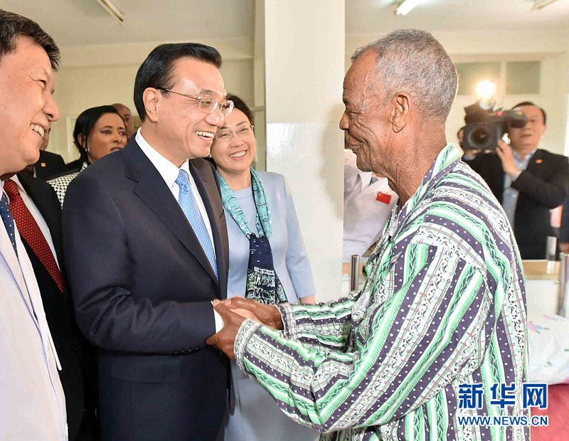 5月6日，中國國務(wù)院總理李克強(qiáng)與埃塞俄比亞總統(tǒng)穆拉圖一同來到亞的斯亞貝巴阿勒塔醫(yī)院，看望受益于中國免費(fèi)白內(nèi)障手術(shù)&ldquo;光明行&rdquo;活動(dòng)的埃塞俄比亞患者。新華社記者 李濤 攝 