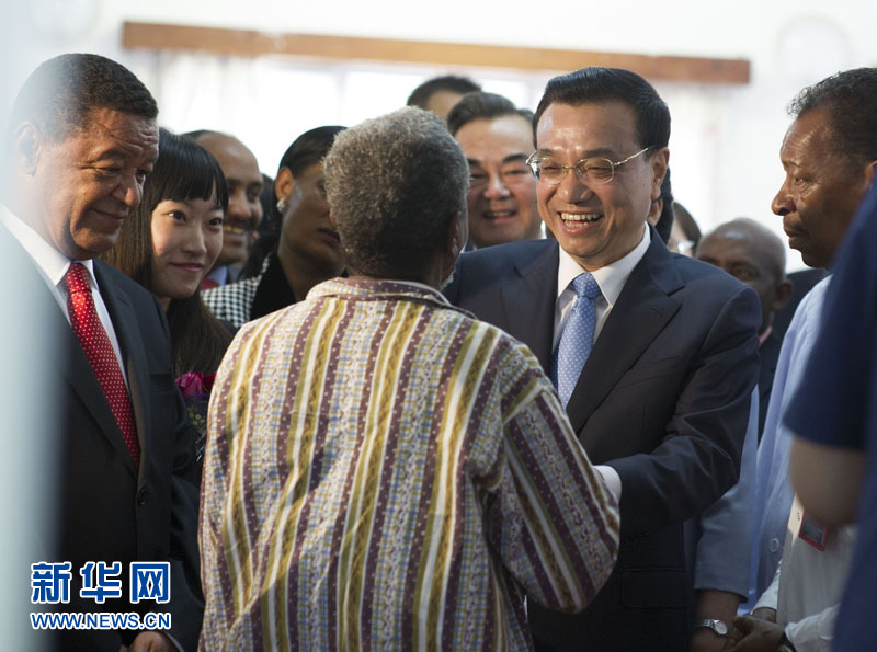5月6日，中國國務(wù)院總理李克強(qiáng)與埃塞俄比亞總統(tǒng)穆拉圖一同來到亞的斯亞貝巴阿勒塔醫(yī)院，看望受益于中國免費(fèi)白內(nèi)障手術(shù)&ldquo;光明行&rdquo;活動(dòng)的埃塞俄比亞患者。新華社記者 謝環(huán)馳 攝 
