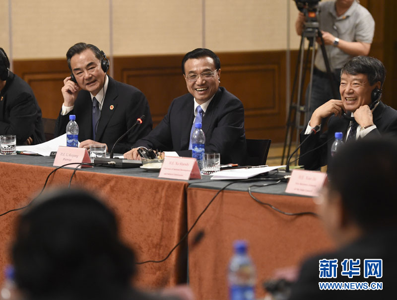  5月6日，國務(wù)院總理李克強(qiáng)在埃塞俄比亞首都亞的斯亞貝巴出席中非經(jīng)貿(mào)人文座談會。 新華社記者 李學(xué)仁 攝 