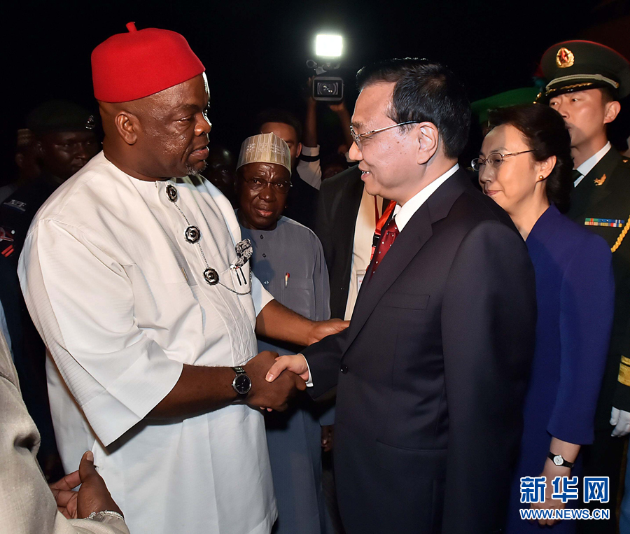     5月6日，應尼日利亞總統(tǒng)喬納森邀請，國務院總理李克強乘專機抵達阿布賈國際機場，開始對尼日利亞進行正式訪問。李克強總理夫人程虹同機抵達。新華社記者 李濤 攝 
