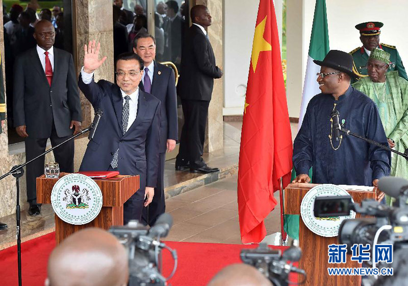5月7日，中國國務(wù)院總理李克強在阿布賈與尼日利亞總統(tǒng)喬納森會談后共同會見記者，并回答記者提問。 新華社記者李濤攝 
