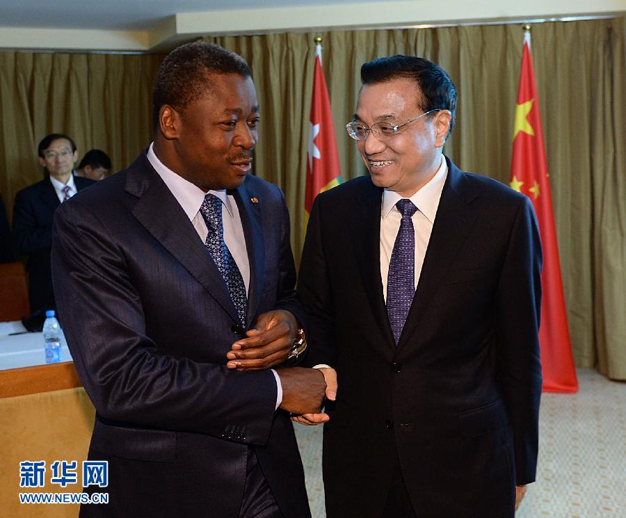 5月7日，正在尼日利亞訪問的中國國務(wù)院總理李克強在阿布賈會見出席第24屆世界經(jīng)濟論壇非洲峰會全會的多哥總統(tǒng)福雷。 新華社記者 李濤 攝 