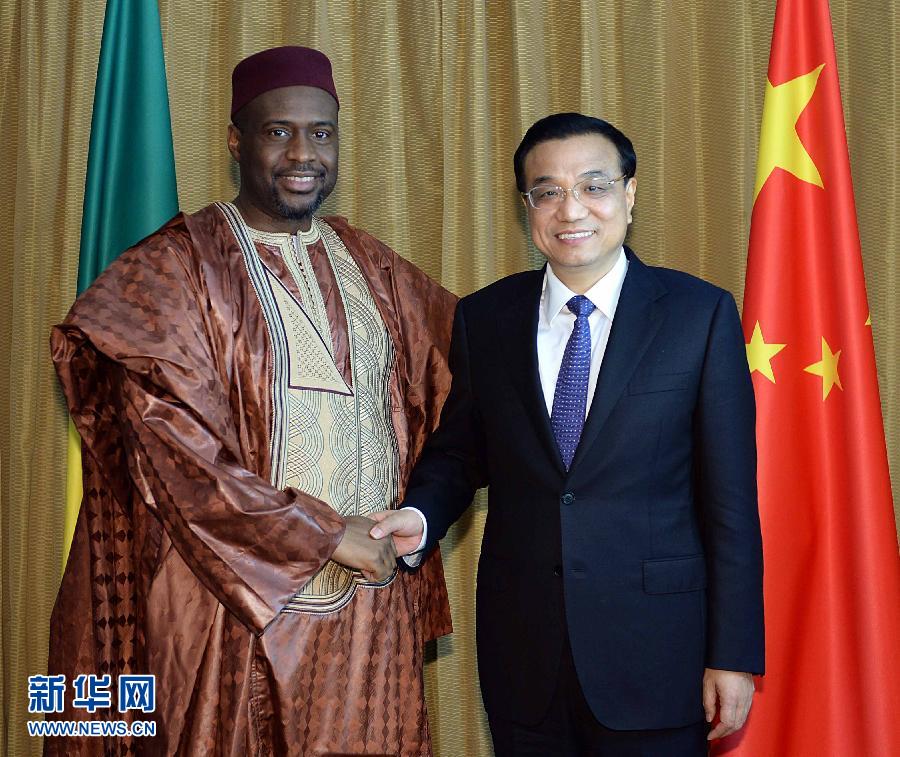5月7日，正在尼日利亞訪問的國務(wù)院總理李克強在阿布賈會見出席第24屆世界經(jīng)濟論壇非洲峰會全會的馬里總理馬拉。 新華社記者 李濤 攝 