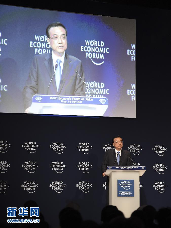 5月8日，中國國務(wù)院總理李克強(qiáng)在阿布賈出席第24屆世界經(jīng)濟(jì)論壇非洲峰會(huì)全會(huì)，發(fā)表題為《共同推動(dòng)非洲發(fā)展邁上新臺(tái)階》的特別致辭。新華社記者 李學(xué)仁 攝 