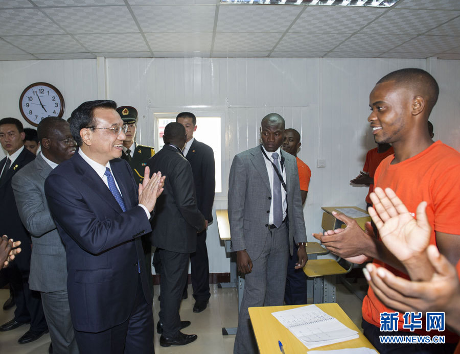 這是李克強在學校教室內(nèi)同正在上課的學生互動交流。新華社記者王曄攝