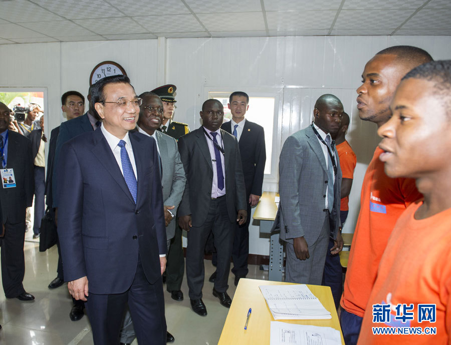 這是李克強(qiáng)在學(xué)校教室內(nèi)同正在上課的學(xué)生互動交流。新華社記者王曄攝