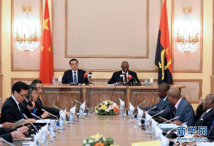 5月9日，中國國務(wù)院總理李克強(qiáng)在安哥拉總統(tǒng)府同安總統(tǒng)多斯桑托斯舉行會談。 新華社記者李濤攝