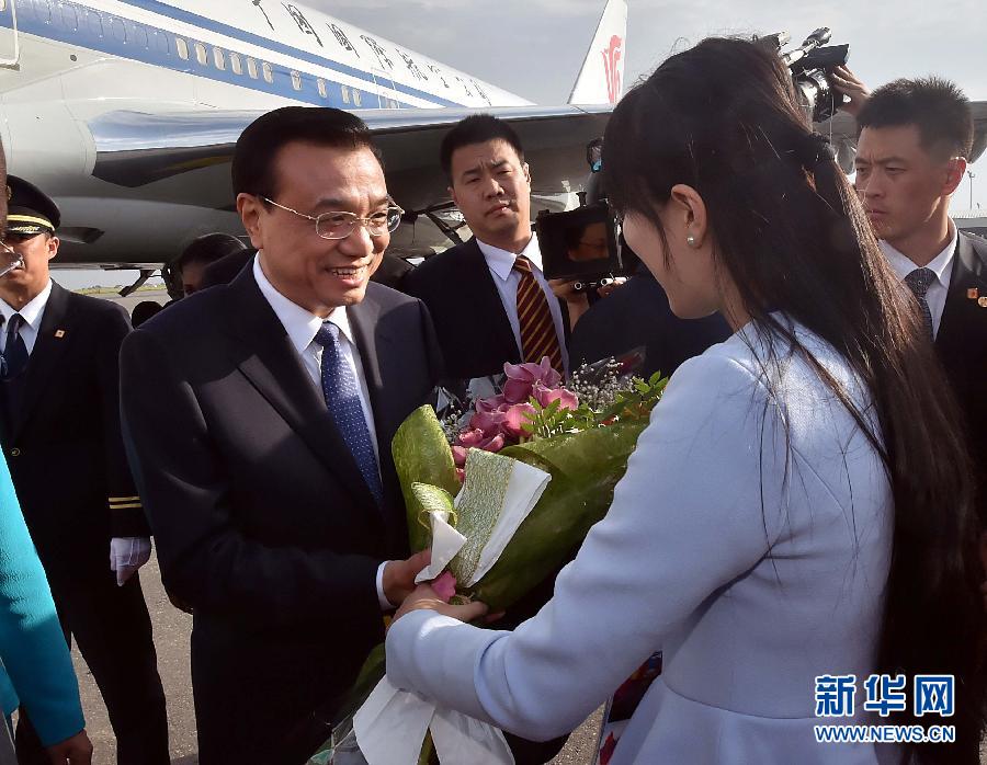 5月8日，應(yīng)安哥拉總統(tǒng)多斯桑托斯邀請，中國國務(wù)院總理李克強乘專機抵達羅安達二月四日國際機場，開始對安哥拉進行正式訪問。 新華社記者李濤 攝 