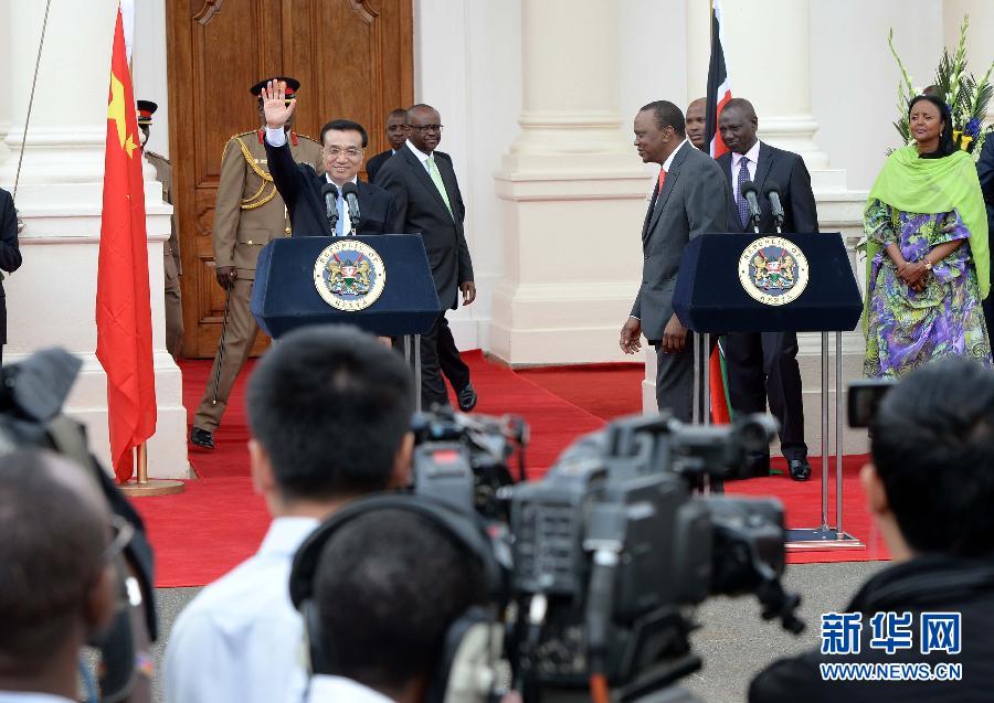 5月10日，中國國務院總理李克強在肯尼亞國家宮與肯總統(tǒng)肯雅塔舉行會談后共同會見記者。 新華社記者 李濤 攝 