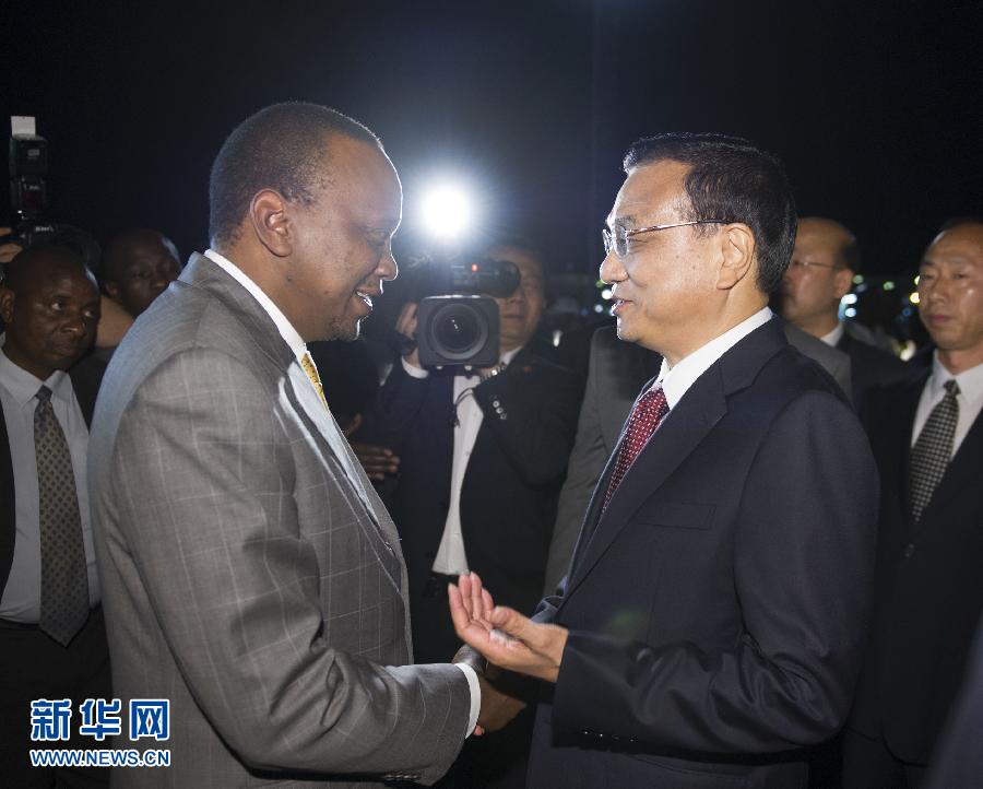 5月9日，應(yīng)肯尼亞總統(tǒng)肯雅塔邀請，中國國務(wù)院總理李克強乘專機抵達內(nèi)羅畢肯雅塔國際機場，開始對肯尼亞進行正式訪問。李克強總理夫人程虹同機抵達?？夏醽喛偨y(tǒng)肯雅塔和副總統(tǒng)魯托率肯政府高級官員到機場迎接。新華社記者 謝環(huán)馳 攝 