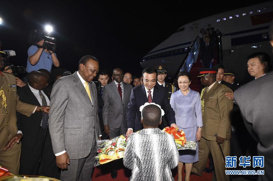 5月9日，應(yīng)肯尼亞總統(tǒng)肯雅塔邀請，中國國務(wù)院總理李克強乘專機抵達內(nèi)羅畢肯雅塔國際機場，開始對肯尼亞進行正式訪問。李克強總理夫人程虹同機抵達?？夏醽喛偨y(tǒng)肯雅塔和副總統(tǒng)魯托率肯政府高級官員到機場迎接。這是肯尼亞兒童向李克強夫婦獻上鮮花。新華社記者李學(xué)仁攝 