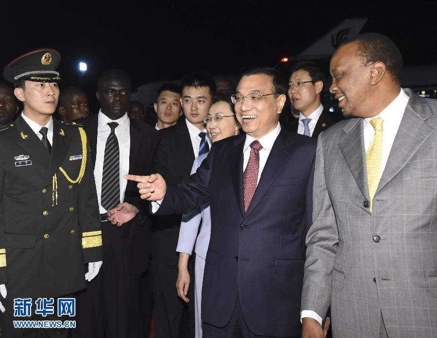 5月9日，應(yīng)肯尼亞總統(tǒng)肯雅塔邀請，中國國務(wù)院總理李克強乘專機抵達內(nèi)羅畢肯雅塔國際機場，開始對肯尼亞進行正式訪問。李克強總理夫人程虹同機抵達。肯尼亞總統(tǒng)肯雅塔和副總統(tǒng)魯托率肯政府高級官員到機場迎接。新華社記者 李學(xué)仁 攝 