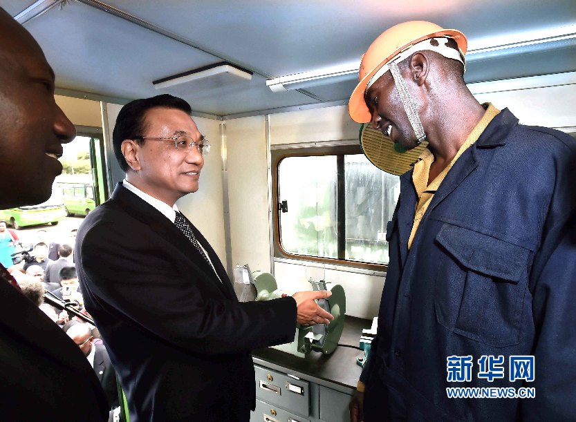 5月11日，國務院總理李克強參觀肯尼亞國家青年服務隊。這是李克強與服務隊隊員親切交談。 新華社記者 李濤 攝