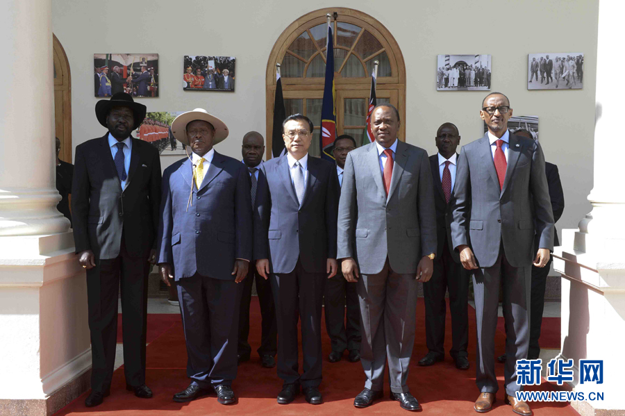 這是李克強(qiáng)在簽字儀式后參加集體合影。新華社記者李學(xué)仁攝