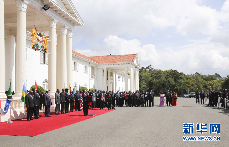 5月11日，中國國務(wù)院總理李克強在內(nèi)羅畢國家宮與肯尼亞總統(tǒng)肯雅塔共同會見記者，介紹中非合作建設(shè)肯尼亞蒙巴薩－內(nèi)羅畢鐵路情況。烏干達總統(tǒng)穆塞韋尼、盧旺達總統(tǒng)卡加梅、南蘇丹總統(tǒng)基爾等東非地區(qū)國家領(lǐng)導人參加。新華社記者丁林攝