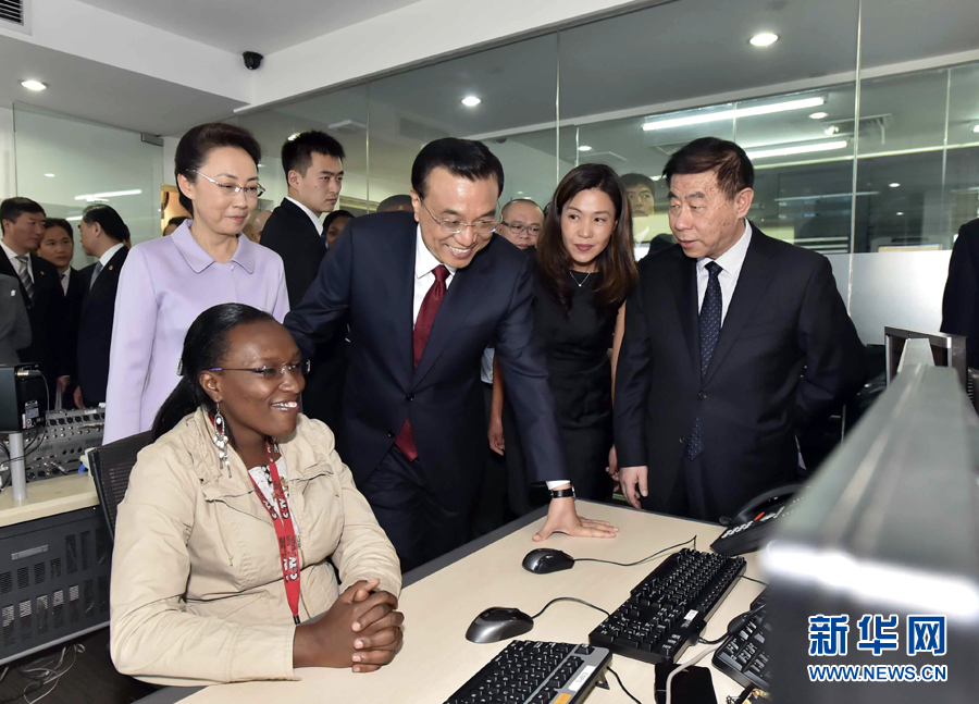 5月11日，中國國務院總理李克強在肯尼亞首都內(nèi)羅畢看望并慰問中央電視臺非洲分臺員工。 新華社記者 李濤 攝 