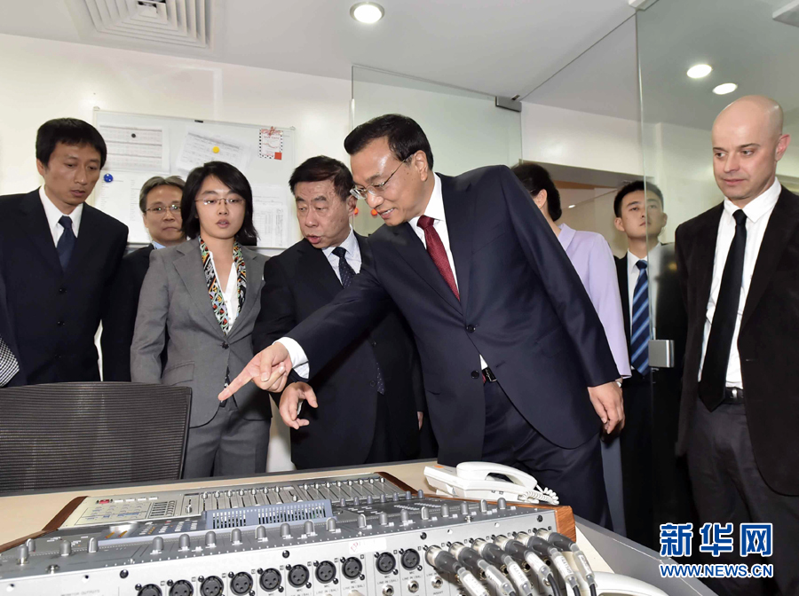 5月11日，中國國務院總理李克強在肯尼亞首都內(nèi)羅畢看望并慰問中央電視臺非洲分臺員工。 新華社記者 李濤 攝 