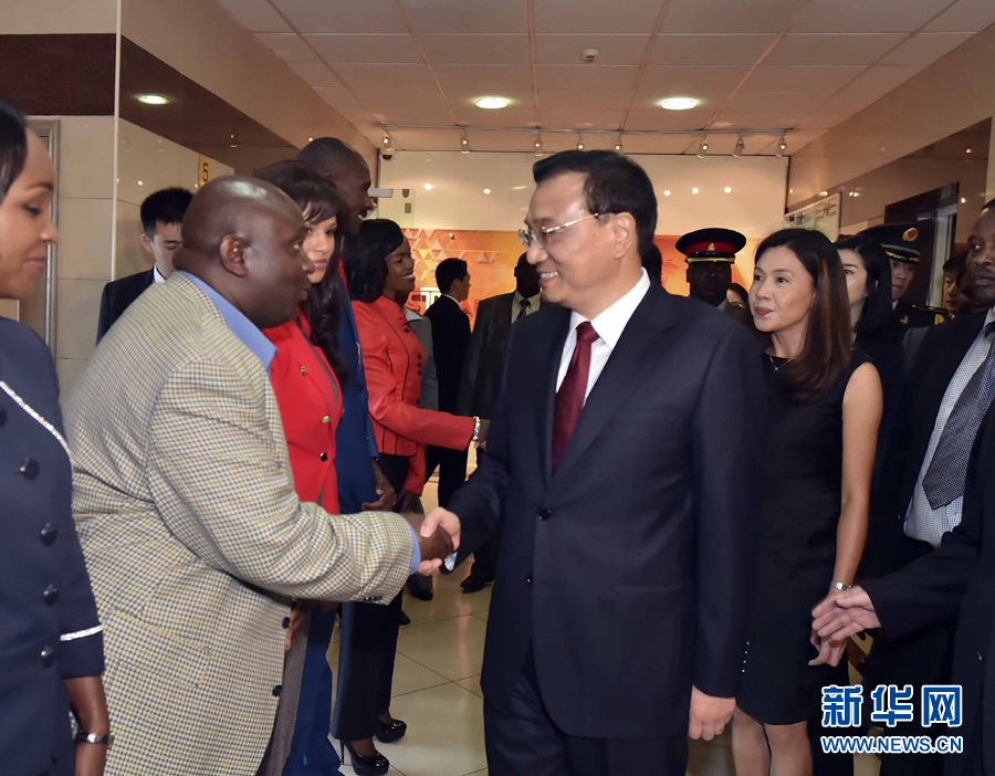 5月11日，中國國務院總理李克強在肯尼亞首都內(nèi)羅畢看望并慰問中央電視臺非洲分臺員工。 新華社記者 李濤 攝 