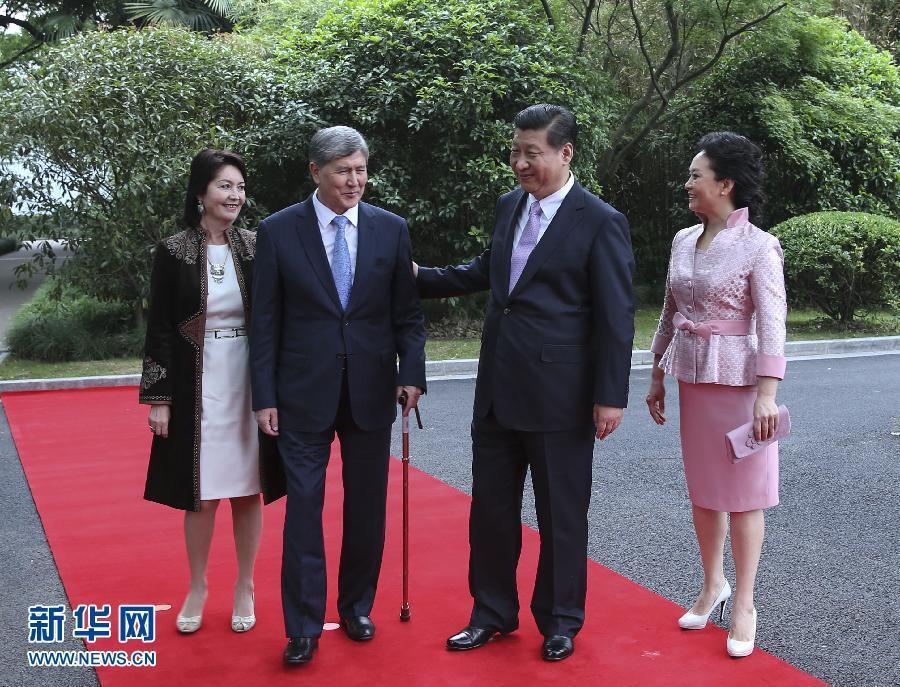 會(huì)談前，習(xí)近平在上海西郊會(huì)議中心廣場(chǎng)為阿坦巴耶夫舉行歡迎儀式。新華社記者 蘭紅光 攝 