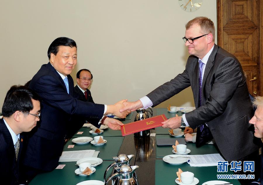 6月12日，中共中央政治局常委、中央書記處書記劉云山在赫爾辛基會見芬蘭中間黨主席西皮萊。 新華社記者饒愛民攝