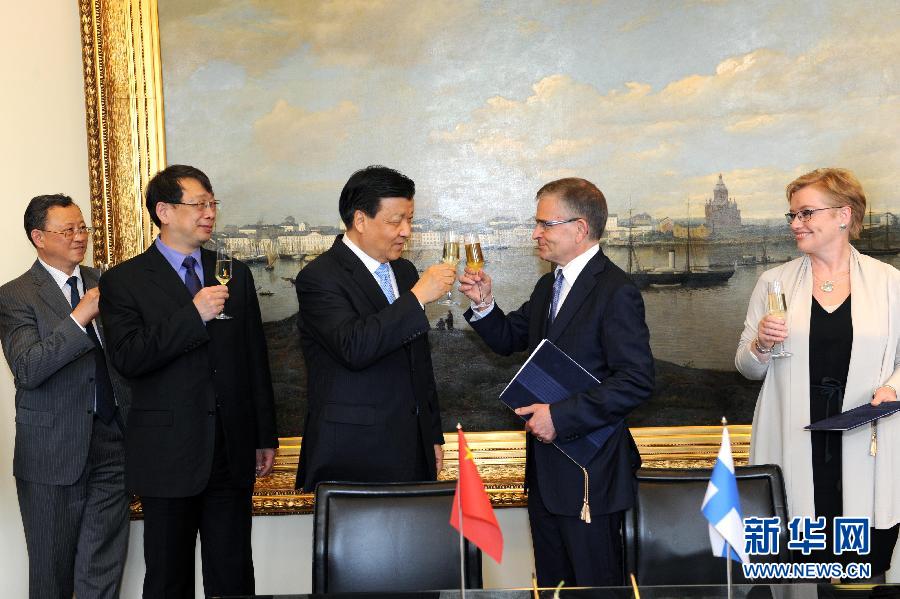 6月13日，中共中央政治局常委、中央書記處書記劉云山在赫爾辛基與赫爾辛基市長帕尤寧共同出席中芬有關(guān)文化藝術(shù)合作及交流活動的諒解備忘錄簽字儀式。新華社記者饒愛民攝 