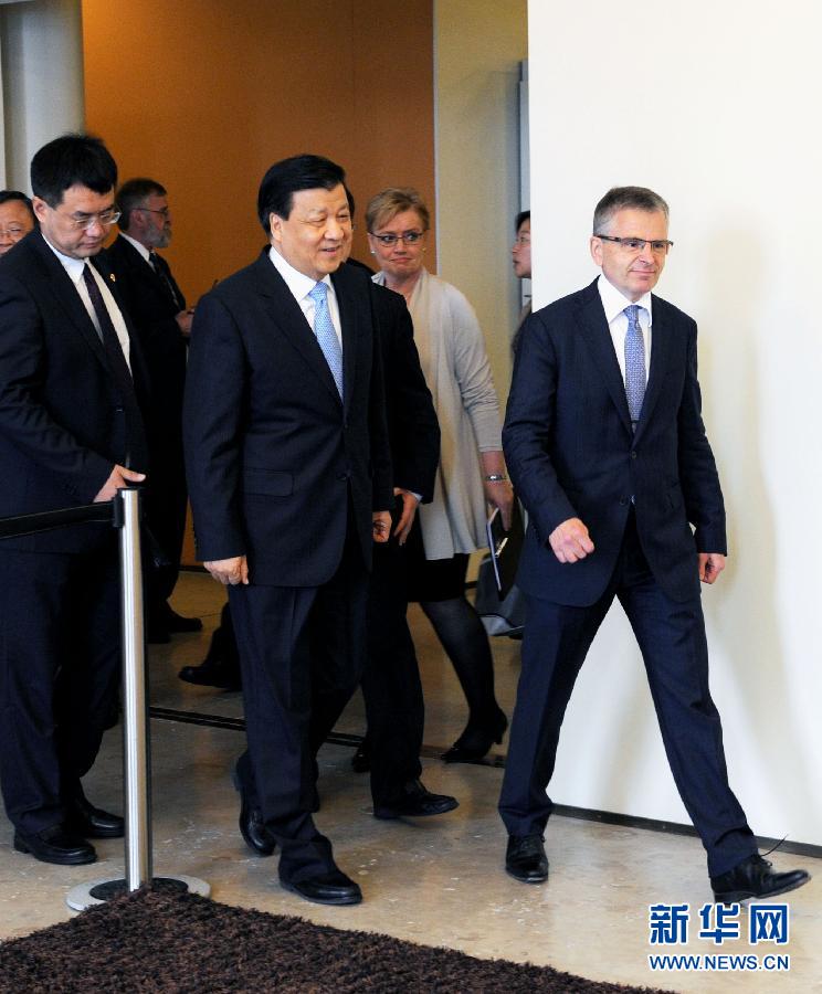 6月13日，中共中央政治局常委、中央書記處書記劉云山在赫爾辛基與赫爾辛基市長帕尤寧共同出席中芬有關(guān)文化藝術(shù)合作及交流活動的諒解備忘錄簽字儀式。新華社記者饒愛民攝