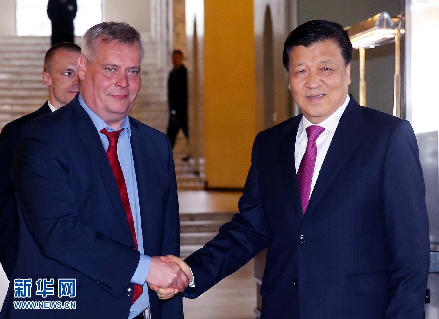 6月13日，中共中央政治局常委、中央書(shū)記處書(shū)記劉云山在赫爾辛基會(huì)見(jiàn)芬蘭社民黨主席、財(cái)政部長(zhǎng)林內(nèi)。 新華社記者姚大偉攝