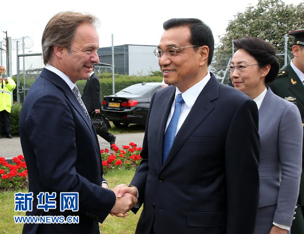 6月16日，應(yīng)英國(guó)首相卡梅倫邀請(qǐng)，國(guó)務(wù)院總理李克強(qiáng)乘專(zhuān)機(jī)抵達(dá)倫敦希思羅機(jī)場(chǎng)，開(kāi)始對(duì)英國(guó)進(jìn)行正式訪問(wèn)。李克強(qiáng)總理夫人程虹同機(jī)抵達(dá)。這是英國(guó)政府高級(jí)官員到機(jī)場(chǎng)迎接李克強(qiáng)總理和夫人。新華社記者 龐興雷 攝