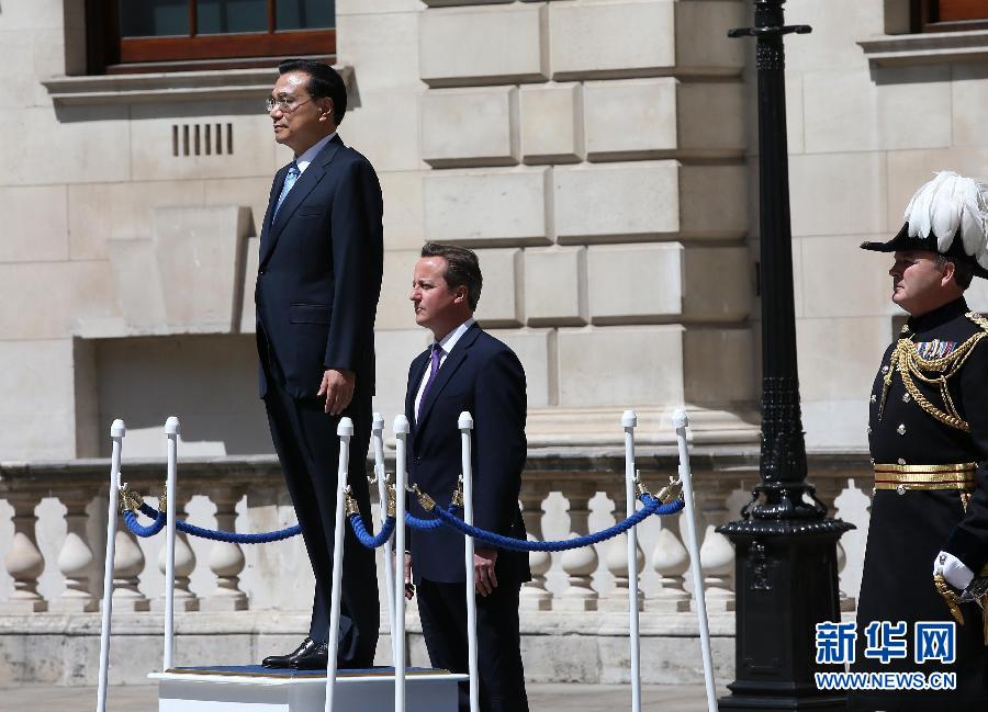 6月17日，中國(guó)國(guó)務(wù)院總理李克強(qiáng)在倫敦唐寧街10號(hào)首相府同英國(guó)首相卡梅倫舉行中英總理年度會(huì)晤。這是會(huì)晤前，卡梅倫為李克強(qiáng)舉行隆重的歡迎儀式。新華社記者 龐興雷 攝 