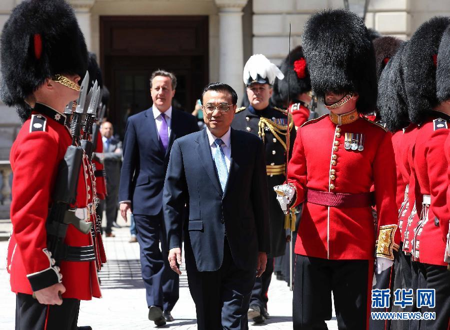 6月17日，國(guó)務(wù)院總理李克強(qiáng)在倫敦唐寧街10號(hào)首相府同英國(guó)首相卡梅倫舉行中英總理年度會(huì)晤。這是會(huì)晤前，卡梅倫為李克強(qiáng)舉行隆重的歡迎儀式。新華社記者 龐興雷 攝