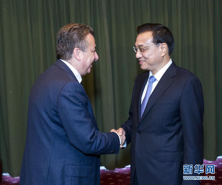 6月21日，國務(wù)院總理李克強在希臘克里特省首府伊拉克利翁會見省長阿爾納烏塔基斯。 新華社記者 王曄 攝 