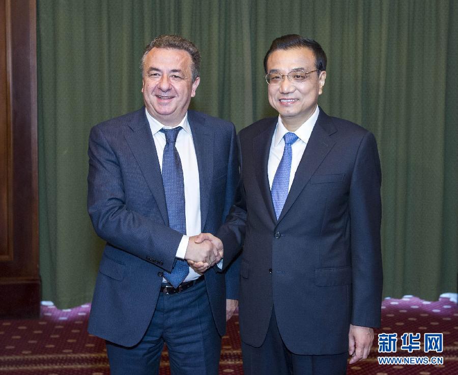 6月21日，國務(wù)院總理李克強在希臘克里特省首府伊拉克利翁會見省長阿爾納烏塔基斯。 新華社記者 王曄 攝