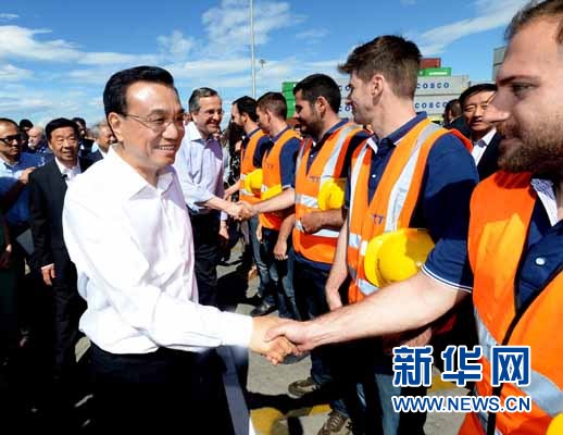 6月20日，國(guó)務(wù)院總理李克強(qiáng)與希臘總理薩馬拉斯共同考察中國(guó)遠(yuǎn)洋運(yùn)輸集團(tuán)比雷埃夫斯集裝箱碼頭。這是李克強(qiáng)和薩馬拉斯來(lái)到3號(hào)碼頭，同碼頭工人親切交流。新華社記者 李濤 攝 