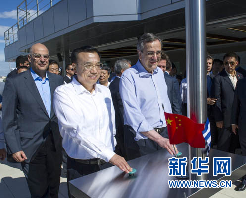 這是李克強(qiáng)與薩馬拉斯共同發(fā)出指令，一列滿載中國(guó)貨物的列車緩緩駛出比雷埃夫斯港，開(kāi)往中東歐目的地。新華社記者 王曄 攝