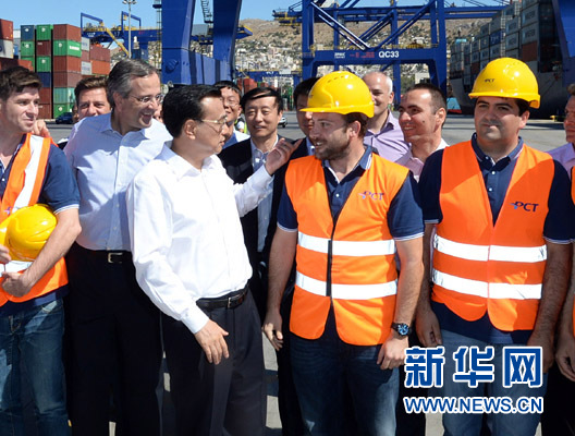 6月20日，國(guó)務(wù)院總理李克強(qiáng)與希臘總理薩馬拉斯共同考察中國(guó)遠(yuǎn)洋運(yùn)輸集團(tuán)比雷埃夫斯集裝箱碼頭。這是李克強(qiáng)和薩馬拉斯來(lái)到3號(hào)碼頭，同碼頭工人親切交流。新華社記者 李濤 攝