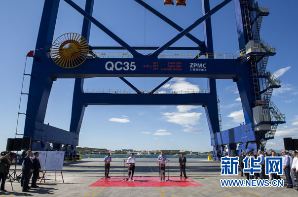 這是李克強(qiáng)和薩馬拉斯在3號(hào)碼頭發(fā)表講話。新華社記者 王曄 攝