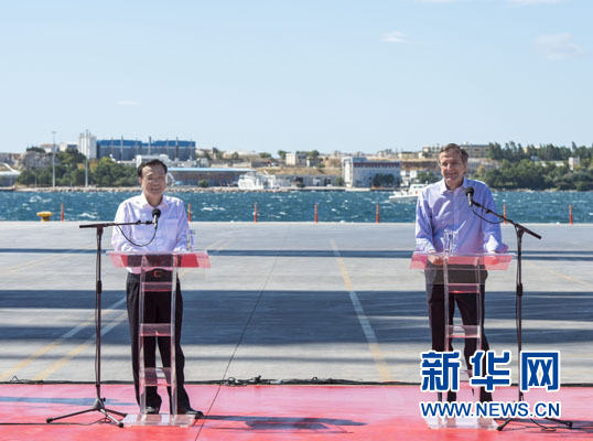 這是李克強(qiáng)和薩馬拉斯在3號(hào)碼頭發(fā)表講話。新華社記者 王曄 攝