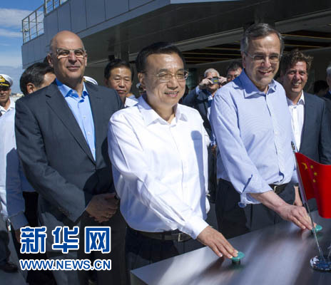 這是李克強(qiáng)與薩馬拉斯共同發(fā)出指令，一列滿載中國(guó)貨物的列車緩緩駛出比雷埃夫斯港，開(kāi)往中東歐目的地。新華社記者 王曄 攝