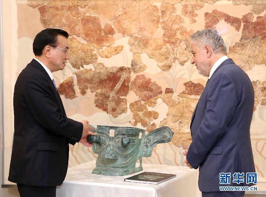 6月21日，國務(wù)院總理李克強與希臘總理薩馬拉斯共同出席希臘伊拉克利翁博物館新館開館儀式并發(fā)表講話。這是李克強向伊拉克利翁博物館贈送三星堆出土文物復(fù)制品。新華社記者 龐興雷 攝 