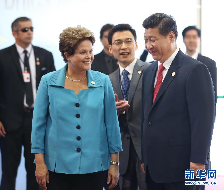 7月15日，國(guó)家主席習(xí)近平在巴西福塔萊薩出席金磚國(guó)家領(lǐng)導(dǎo)人第六次會(huì)晤。這是巴西總統(tǒng)羅塞夫迎接習(xí)近平主席。 新華社記者 蘭紅光 攝 