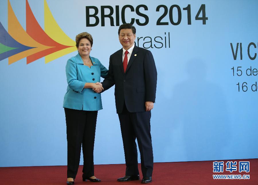 7月15日，國(guó)家主席習(xí)近平在巴西福塔萊薩出席金磚國(guó)家領(lǐng)導(dǎo)人第六次會(huì)晤。這是巴西總統(tǒng)羅塞夫迎接習(xí)近平主席。 新華社記者 蘭紅光 攝 