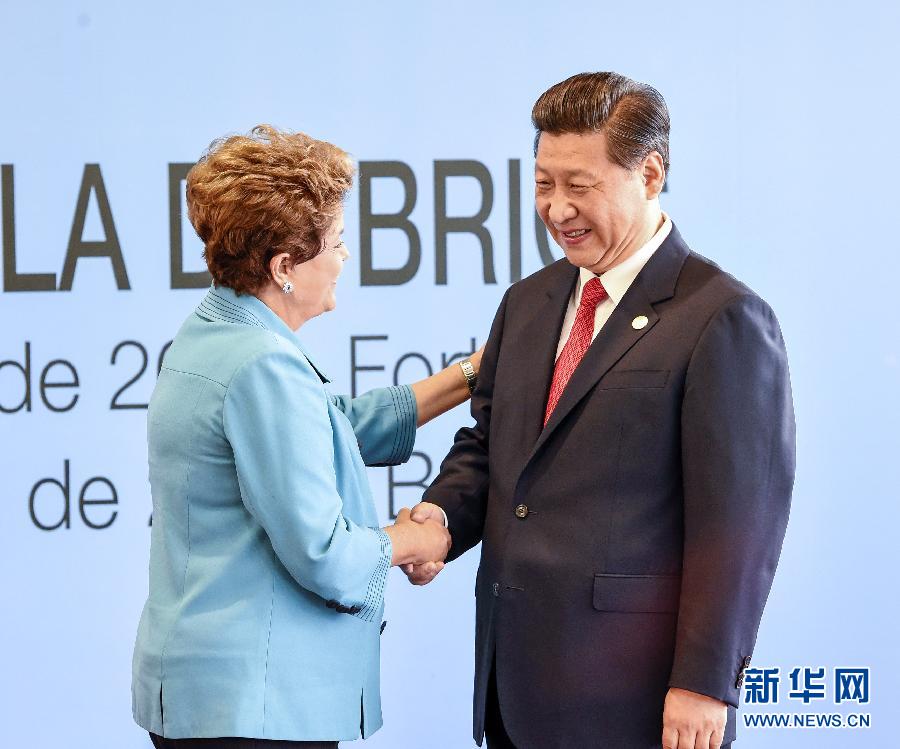 7月15日，國(guó)家主席習(xí)近平在巴西福塔萊薩出席金磚國(guó)家領(lǐng)導(dǎo)人第六次會(huì)晤。這是巴西總統(tǒng)羅塞夫迎接習(xí)近平主席。 新華社記者 李學(xué)仁 攝  