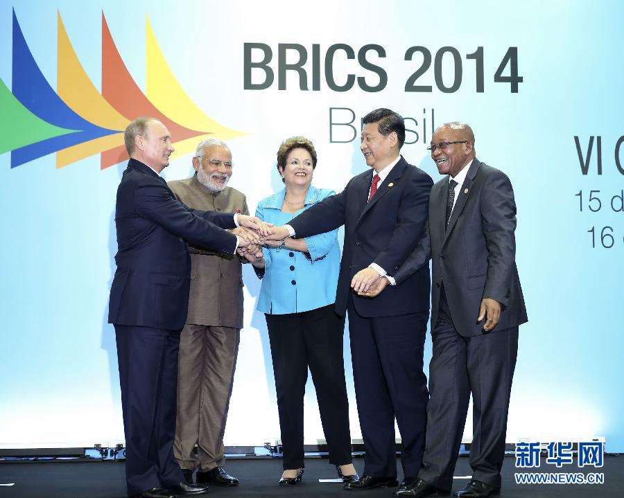 7月15日，國(guó)家主席習(xí)近平在巴西福塔萊薩出席金磚國(guó)家領(lǐng)導(dǎo)人第六次會(huì)晤。這是金磚國(guó)家領(lǐng)導(dǎo)人集體合影。 新華社記者蘭紅光攝 