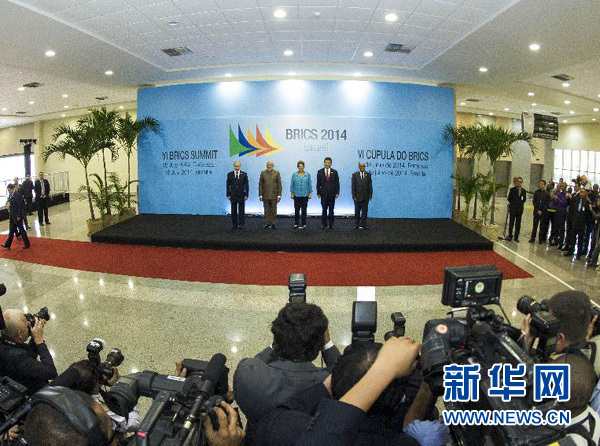 7月15日，國(guó)家主席習(xí)近平在巴西福塔萊薩出席金磚國(guó)家領(lǐng)導(dǎo)人第六次會(huì)晤。這是金磚國(guó)家領(lǐng)導(dǎo)人集體合影。 新華社記者王曄攝