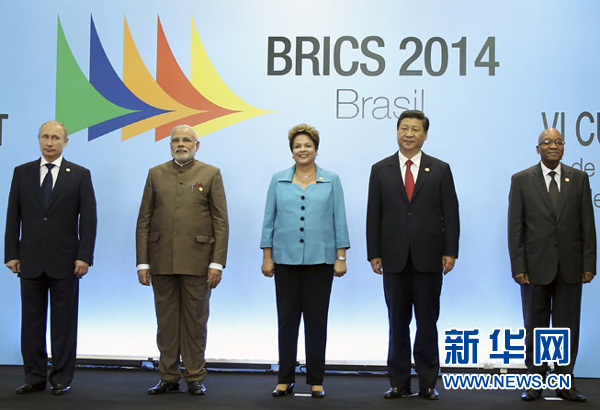  7月15日，國(guó)家主席習(xí)近平在巴西福塔萊薩出席金磚國(guó)家領(lǐng)導(dǎo)人第六次會(huì)晤。這是金磚國(guó)家領(lǐng)導(dǎo)人集體合影。 新華社記者蘭紅光攝