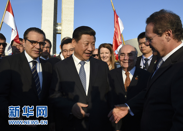 7月16日，國家主席習近平在巴西利亞會見巴西參議長卡列羅斯（前右）和眾議長阿爾維斯（前左）。 新華社記者 李學仁 攝 