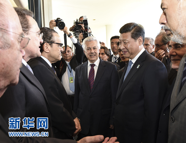 7月16日，國家主席習近平在巴西利亞會見巴西參議長卡列羅斯和眾議長阿爾維斯。這是兩院議長迎接習近平主席，并介紹議員代表。 新華社記者李學仁 攝 