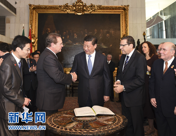 7月16日，國家主席習近平在巴西利亞會見巴西參議長卡列羅斯（前排左二）和眾議長阿爾維斯（前排右二）。 新華社記者 李學仁 攝 